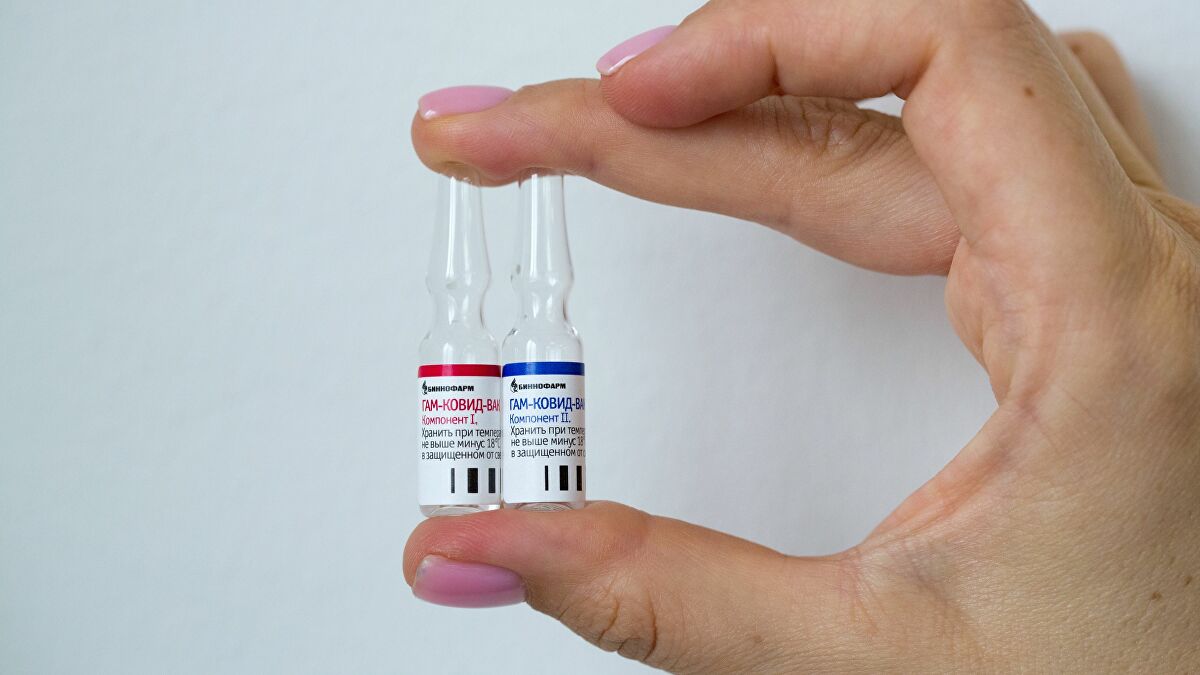 俄首批新冠疫苗已投入民用流通 并将在不久的将来运往所有地区。