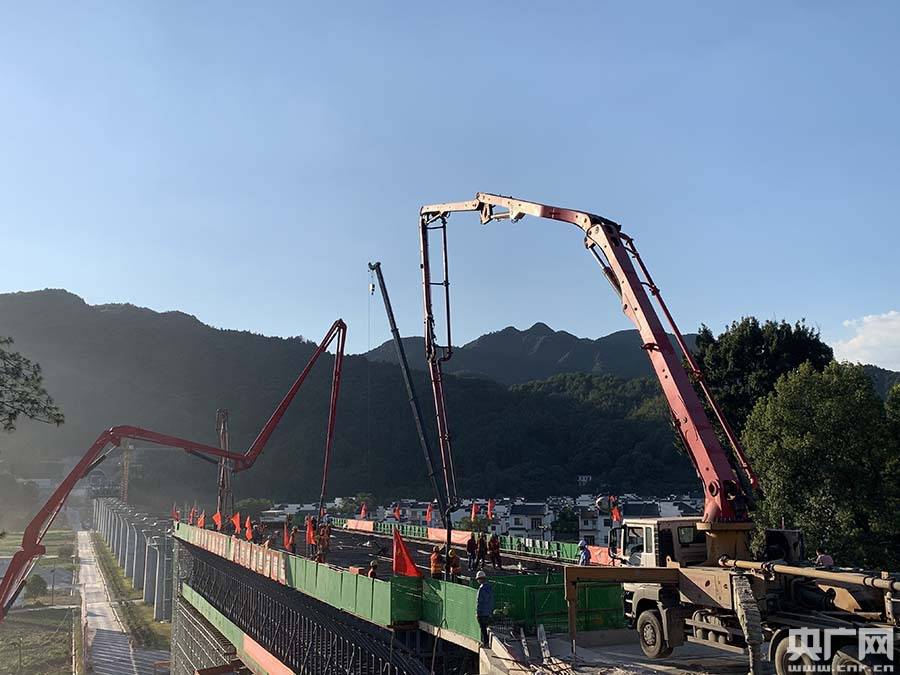  中国最大跨径高速铁路现浇简支梁的顺利浇筑