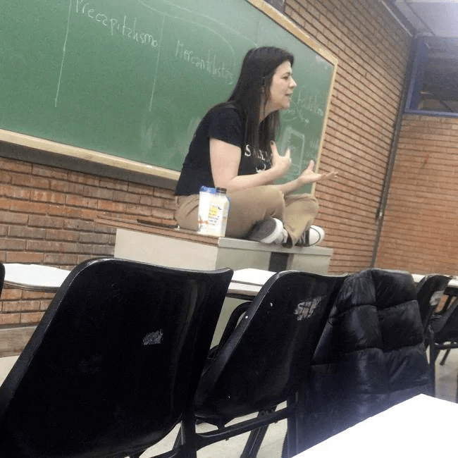惊人一幕：阿根廷一位感染新冠老师，在上课时直接咳死了…… 