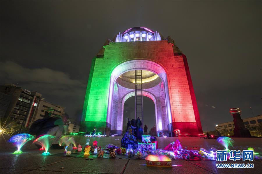 墨西哥城为迎接独立纪念日，点亮“国旗色” 
