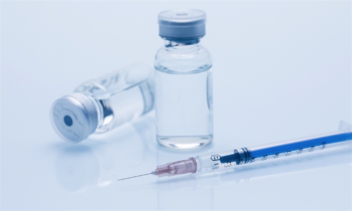 严重时可能瘫痪！英国新冠疫苗受试者透露了不好的反应：头痛加上高烧39度