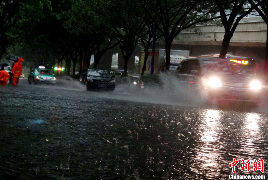 广州遭遇强对流天气  启动三级应急措施，防止暴雨和洪涝