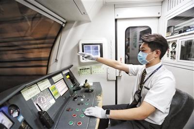 地铁司机贾嗣鹏：“驾驶室门外是生活，门内是责任”