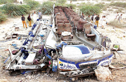 巴基斯坦一客车翻车起火造成 20 人死亡或受伤