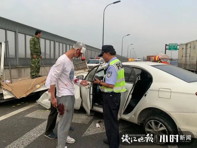 今早杭州机场高架上一网约车撞得面目全非！