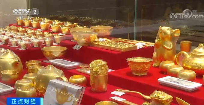 黄金+月饼=手链、纪念币...有的一套3000元！