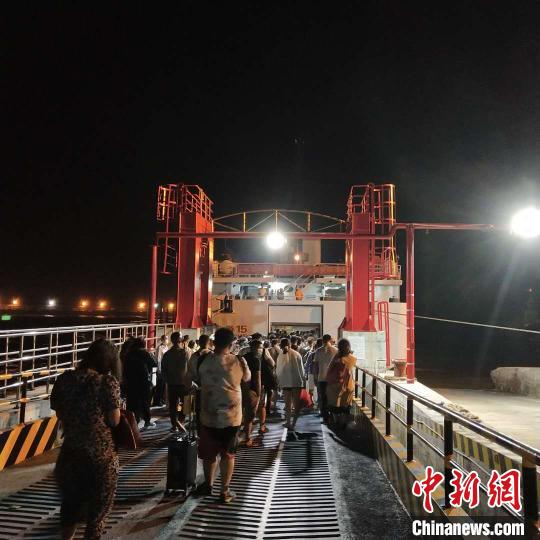 广西北海涠洲岛紧急疏运2万余名游客