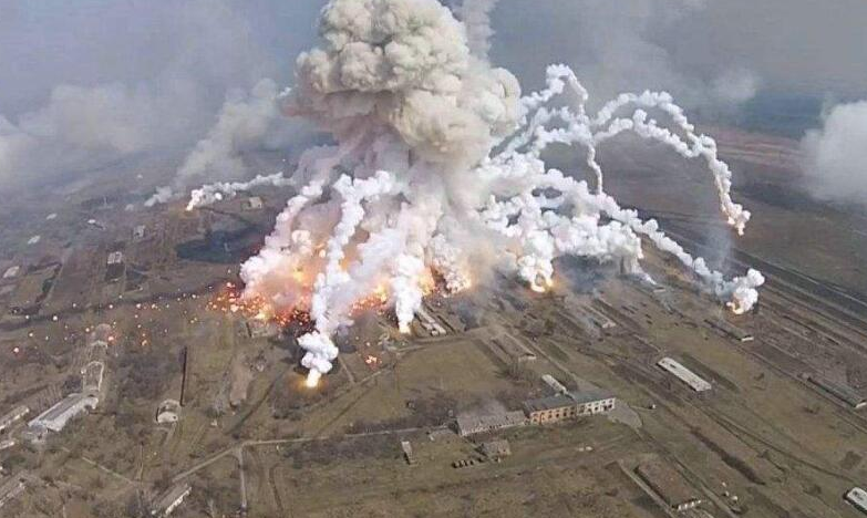 俄军火库火灾还在扑救 ，目前一千六百多枚炮弹爆炸