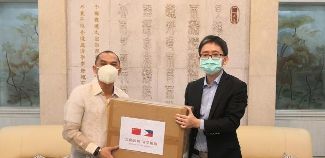 中国来访菲律宾使馆，向菲宗教团体捐赠抗疫物资