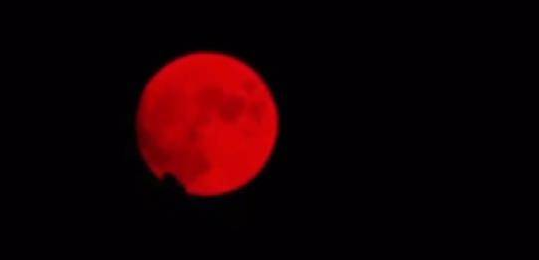 美国加州“血月”悬空,是由山火引起的