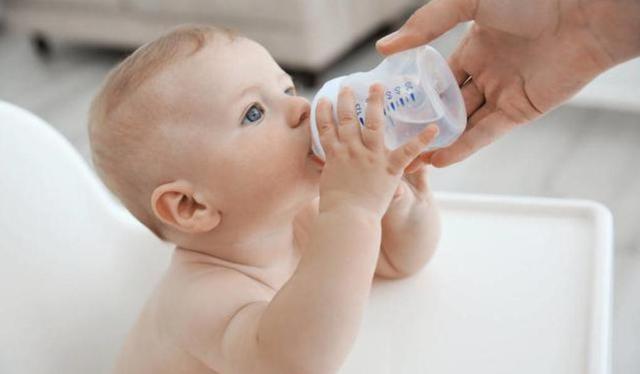 宝宝前六个月不用喝水？宝宝渴得嘴唇皮在剥落，宝妈要学会灵活变通