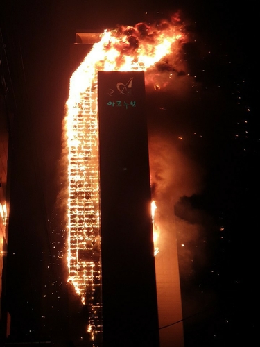 韩国33层高楼烧成大火柱，已经导致91人送医