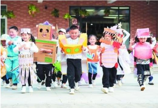 南京：幼儿园变废为宝，上演一场时尚秀