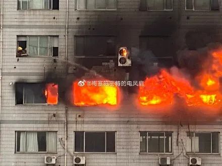 上海一栋楼房发生火灾，17辆消防车和80多名官兵赶赴现场处置。