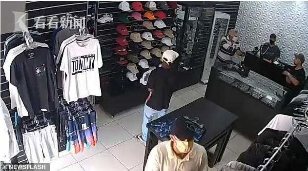 巴西三名劫匪持枪抢劫服装店老板，打死3人