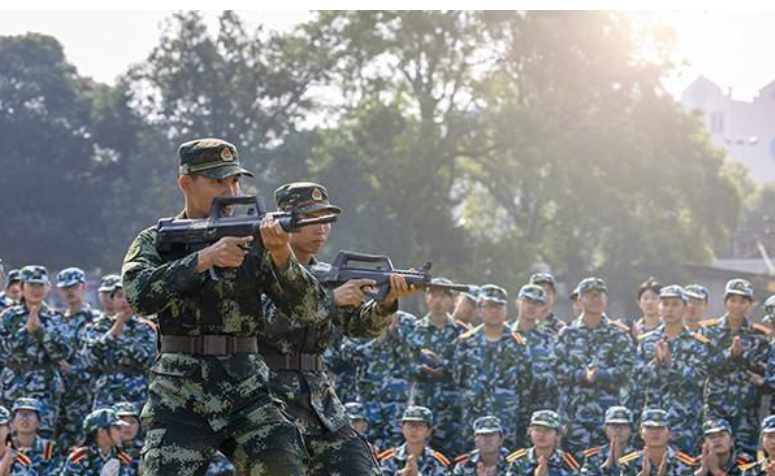广西桂林：武警官兵走进校园进行国防教育