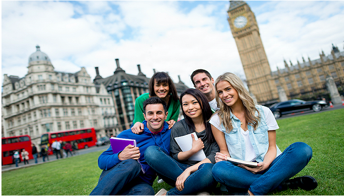近七成学生出国留学受阻，超过半数的海外大学纯粹是网络教学
