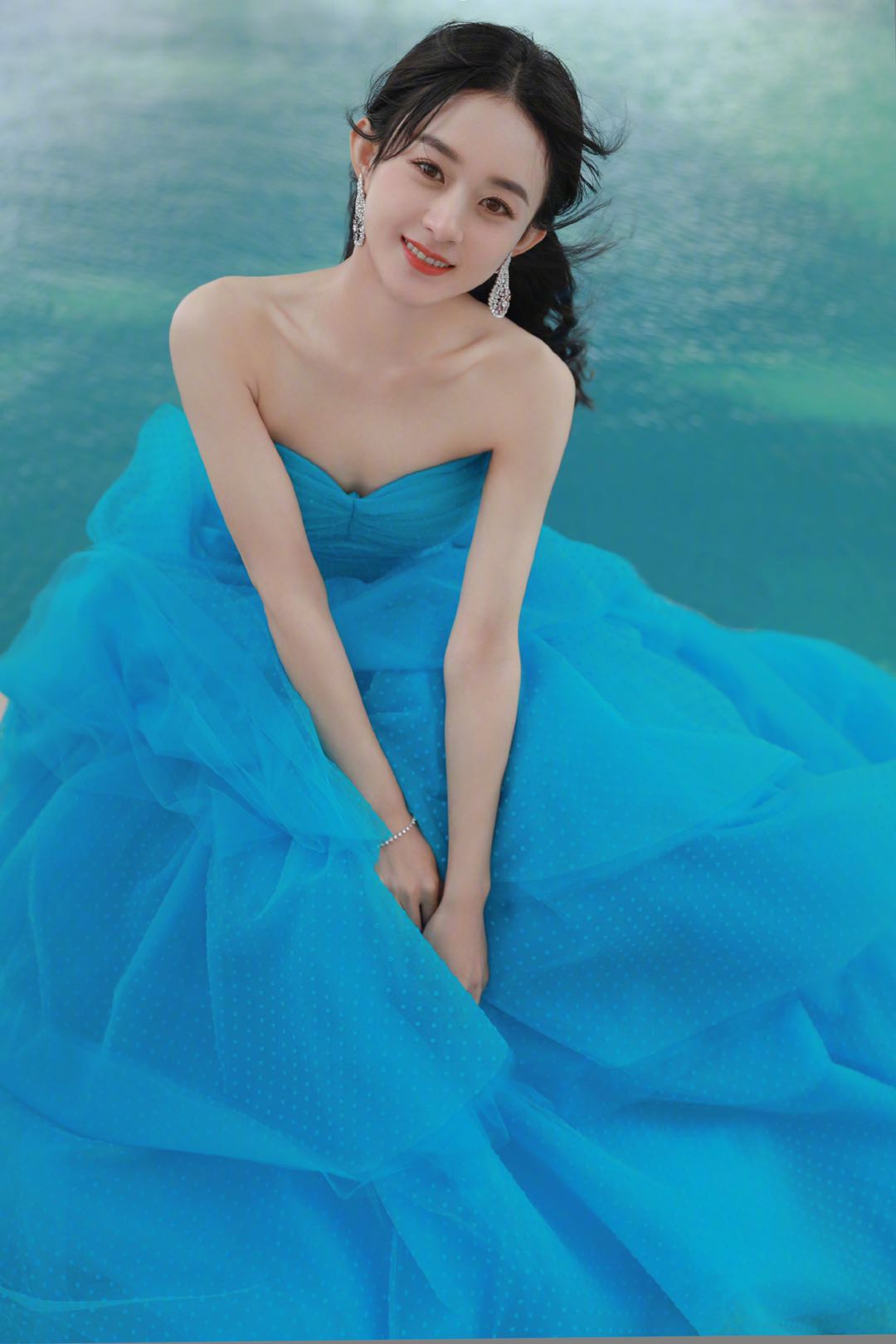  赵丽颖身着明蓝色公主蛋糕裙 ，有明兰的味道！