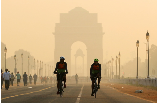 印度首都严重空气污染的居民在节日期间仍然燃放鞭炮