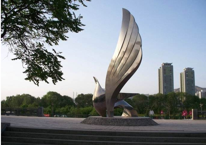 在中国，他让雕塑成为与书画地位同等的艺术