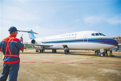 国内首架飞机 ARJ 21 租赁项目在海南自由贸易港着陆