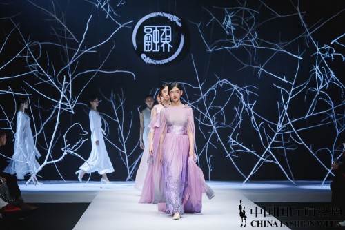 传统非遗撞上时装大秀，起承文化焕彩中国国际时装周