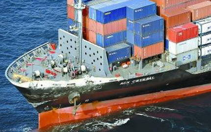 希腊一军舰遭货船撞击后严重受损 ，肇事货船船长被抓
