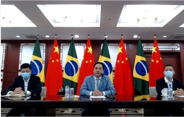 中国政府交付的第三批巴西防疫物资在网上举行