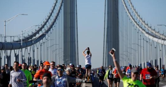 今年纽约马拉松因疫情取消 ，接近三万名跑者“云开跑”