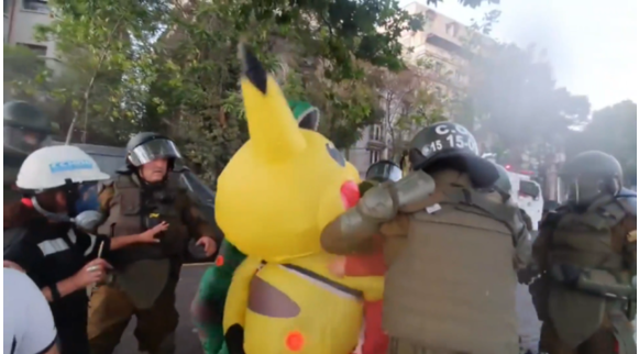 智利街头抗议出现“皮卡丘”，被警察按在地胡椒喷脸