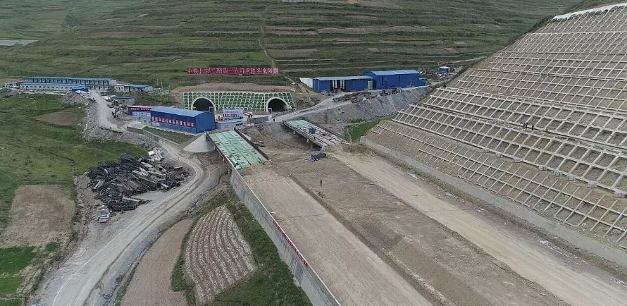 渭武高速岷县隧道贯通 ，最大埋深达286.9米