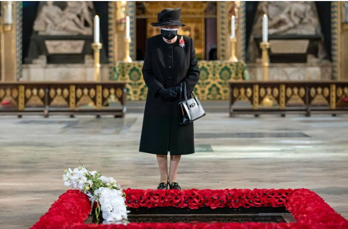 伊丽莎白女王向无名烈士墓碑献花 首次公开戴口罩亮相