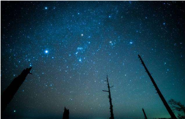 流星照亮天空：7日晚，一颗陨石划过北欧夜空