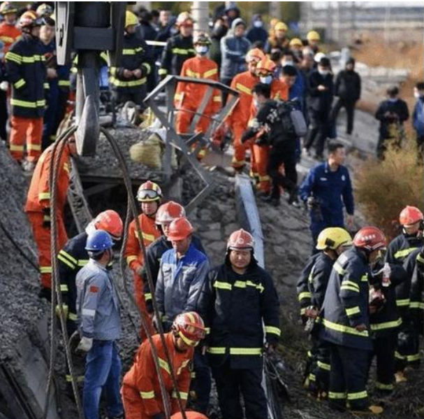 天津市铁路桥梁倒塌应急管理部门调度救援工作
