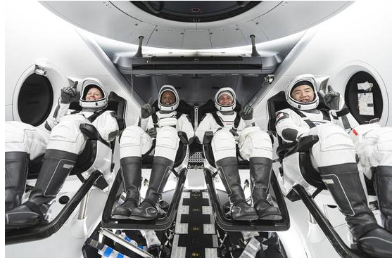 SpaceX火箭成功地发射了美国宇航局的宇航员，并将其送入空间站