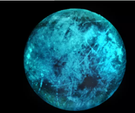 木星的海洋月亮，欧罗巴，可能在黑暗中发光。