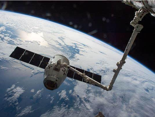 美国载人“龙”飞船与国际空间站对接
