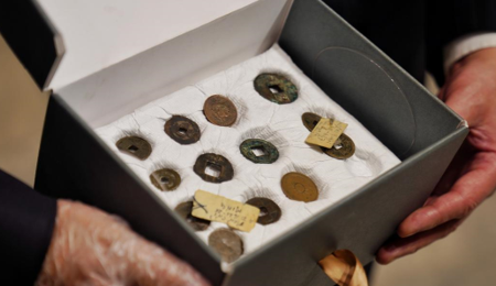 埃及交还31枚中国古代钱币， 其中有二十枚为国家文物