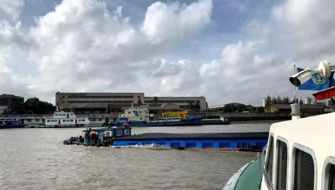 上海一货船在黄浦江沉没 ，打捞工作目前正在进行