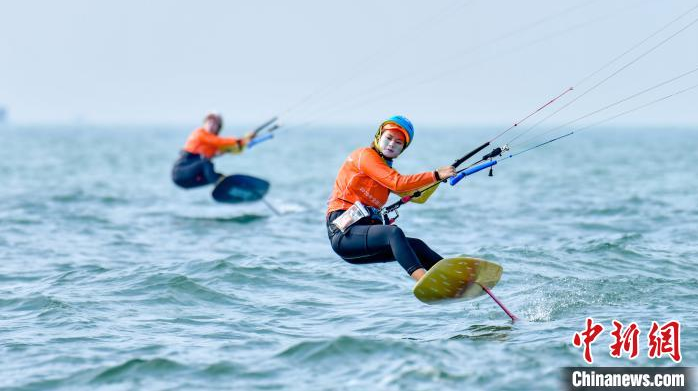 在山东省举办的全国风筝锦标赛上，福建陈静乐身上的灰尘已经很大了。