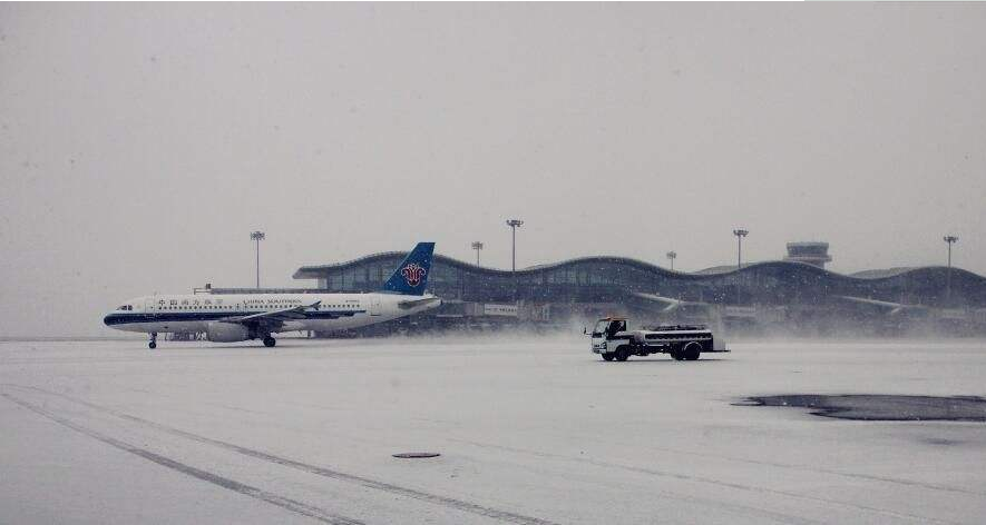 北京两大机场的一些航班因大雪而受阻