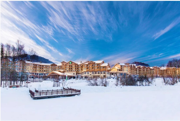 在冬季滑雪季节，把宝宝带到长白山富联娱乐招商
度假村来