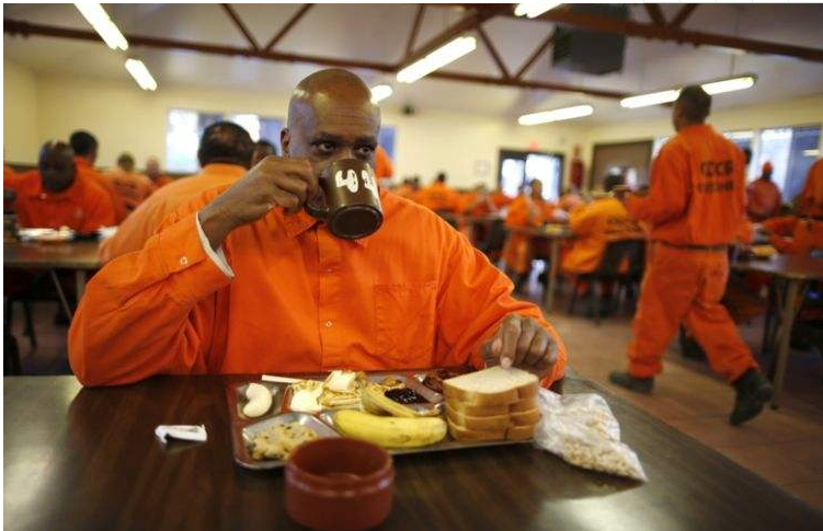 美国监狱囚犯骗取巨额失业救济金，受到社会批评