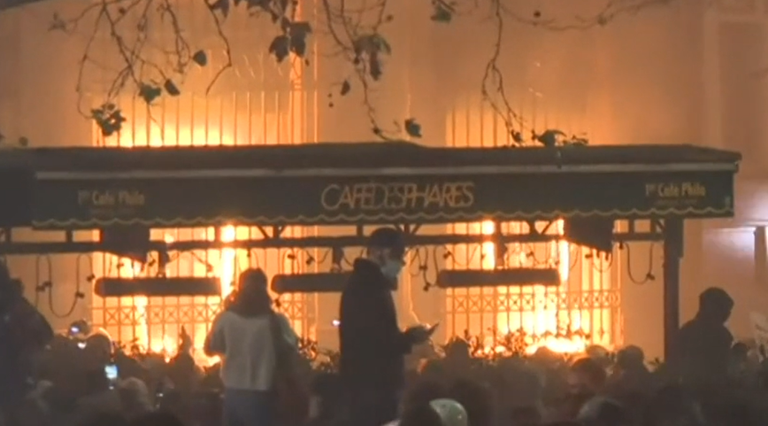 法国70多个城市抗议"综合安全法"：示威者放火焚烧汽车