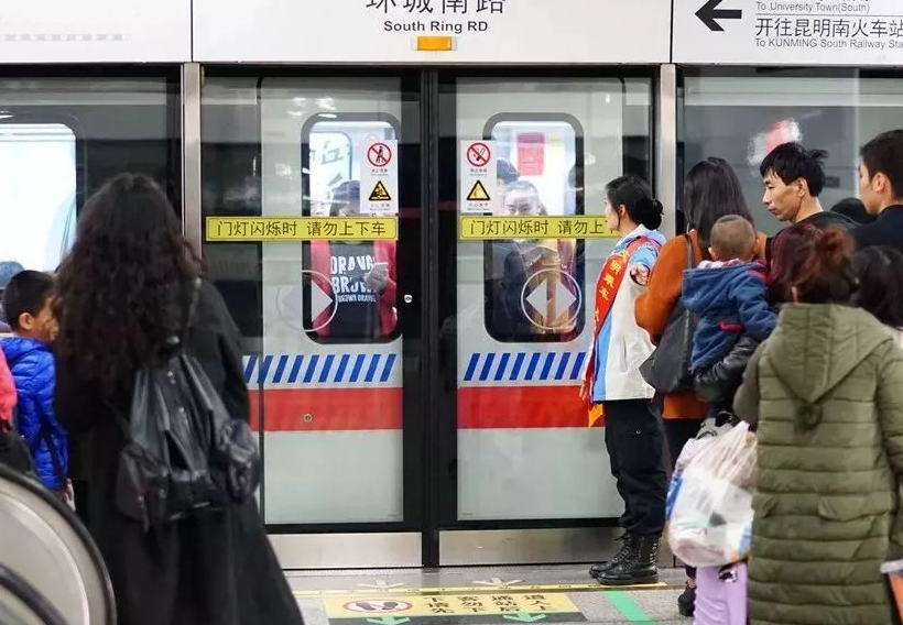 上海地铁禁止电子设备声音外放 网友：适合全国开始实行