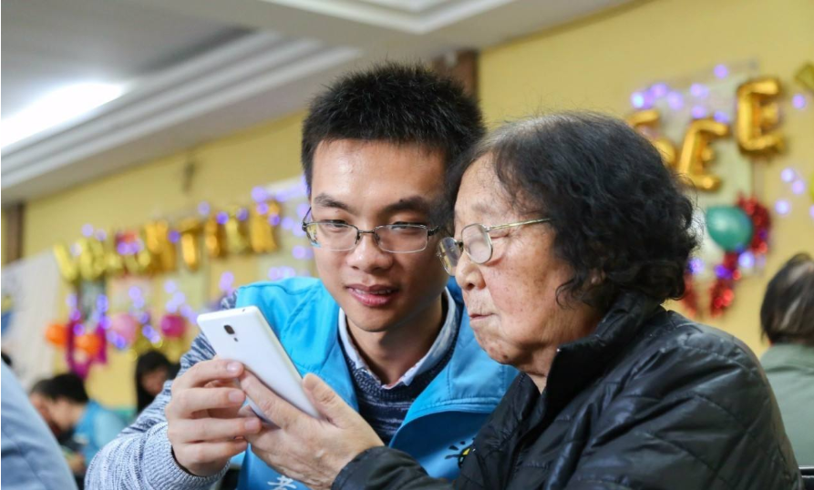 教育老年人使用智能手机也是一项社会责任
