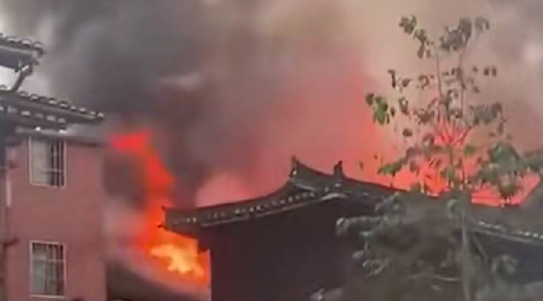 贵州西江千户苗寨一房屋失火无人员伤亡 ，景区开启运营