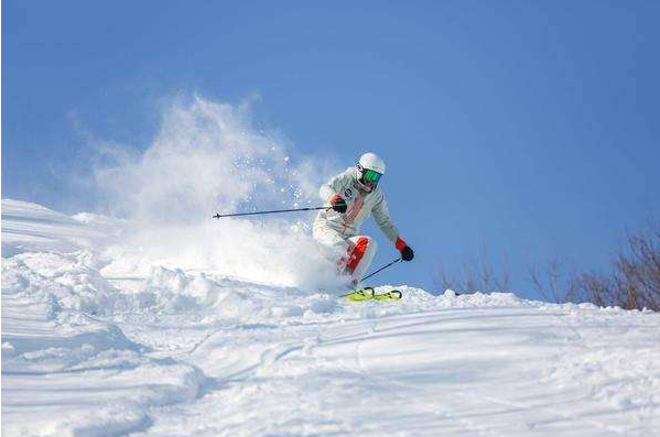  举办冬奥会纪念版燃料卡滑多雪地