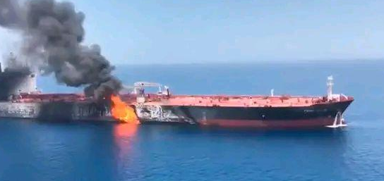 一艘油轮在沙特吉达港受到袭击，爆炸起火
