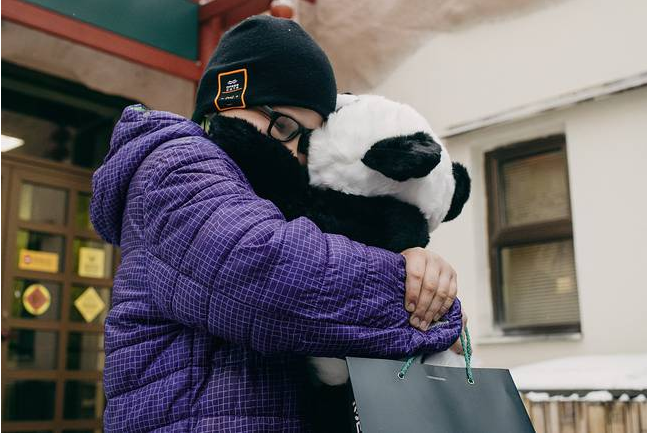俄罗斯重症男孩许愿拥抱熊猫 总统助其圆梦
